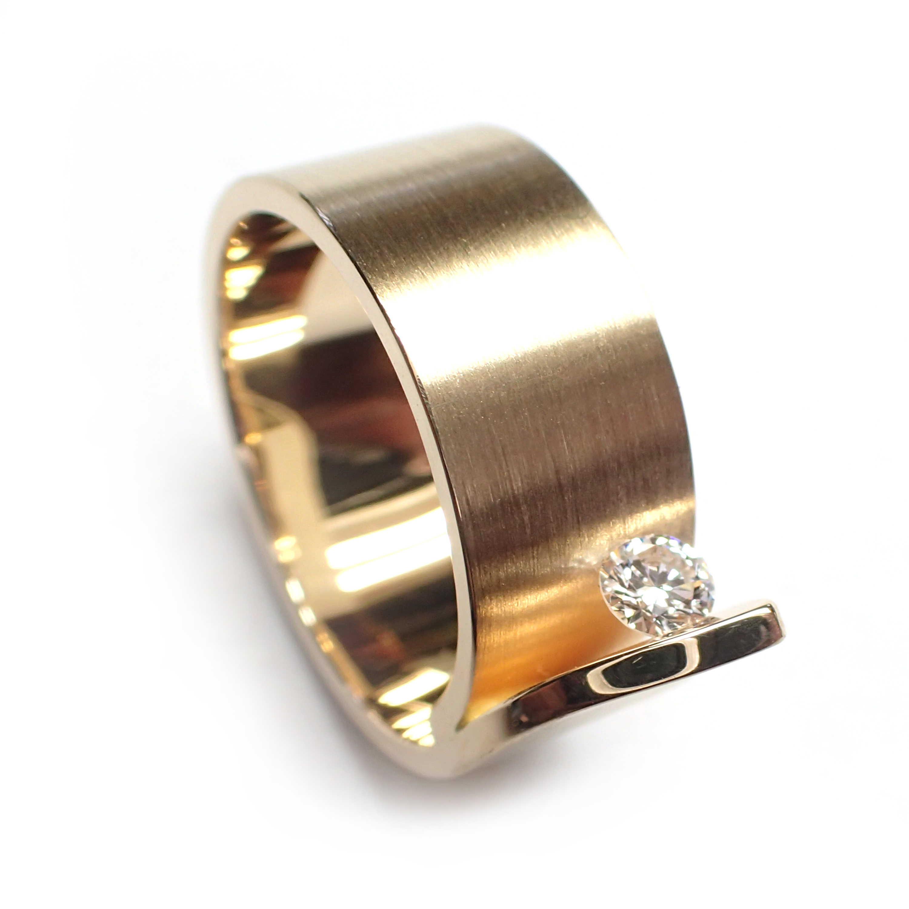 Een 14 krt geelgouden ring Cardillac model Zinnia smal 6mm met een diamant briljant geslepen 0.15 crt TW SI.