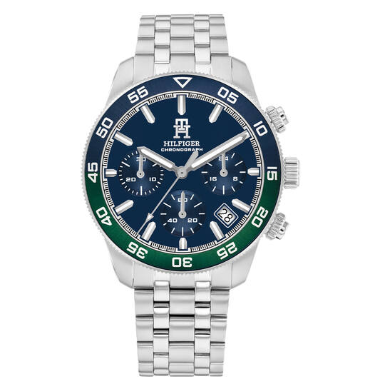 Dit Tommy Hilfiger horloge behoort tot de TH85 Chrono collectie.
Referentienummer: TH1792185

Dit Tommy Hilfiger horloge is een stoer accesoire dat past bij iedere outfit. Het horloge heeft een stalen kast en band en is waterbestendig tot 5 ATM / 50 M. De blauwe chronograaf wijzerplaat en bezel worden door de groene accenten mooi aangevuld. Dit horloge is perfect om zowel formele als casual outfits compleet te maken. Draag het tijdens zakelijke bijeenkomsten voor een professionele uitstraling of combineer het met je dagelijkse kleding voor een chique en modieuze look. Het is een veelzijdig accessoire dat zowel comfort als stijl biedt.