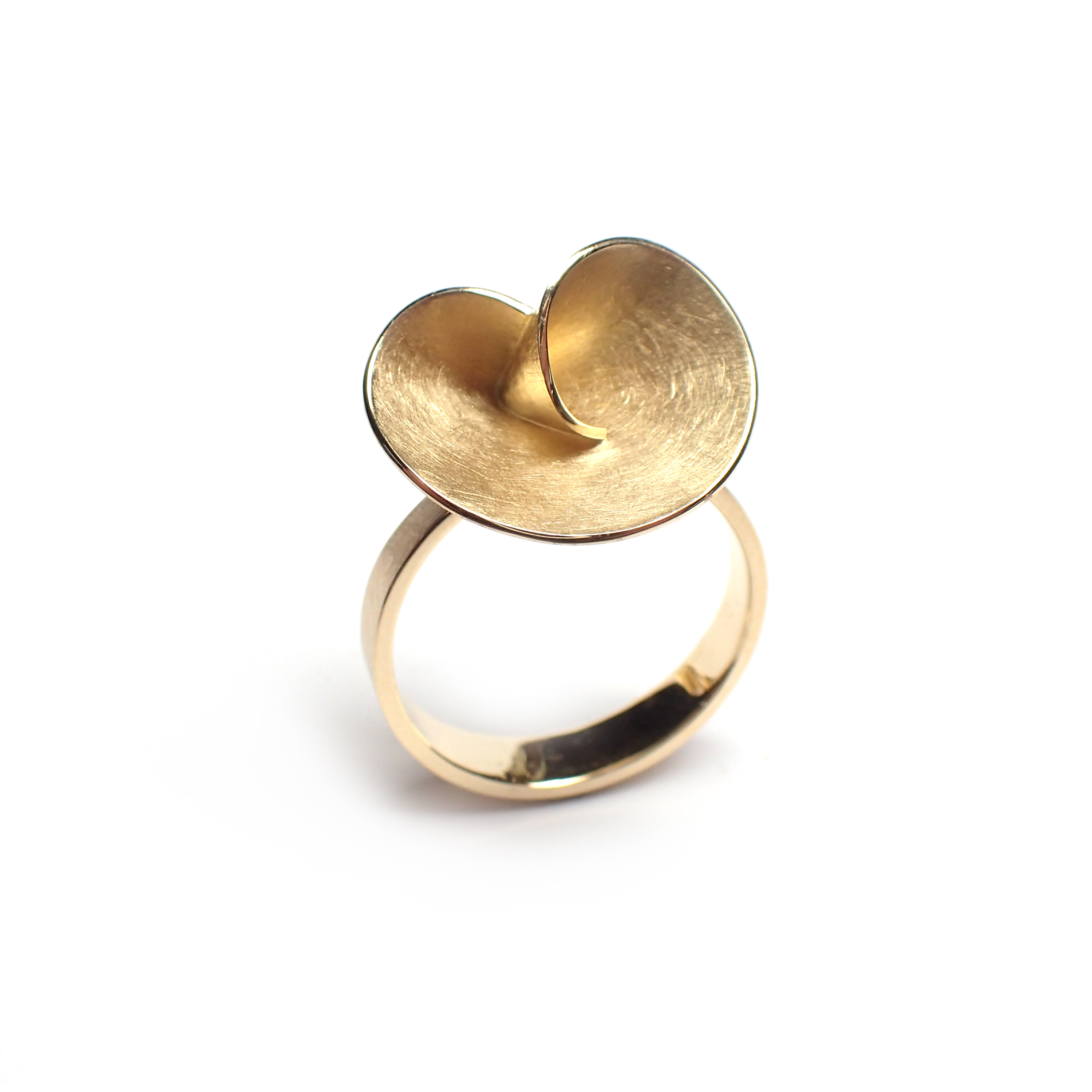 Een 18 krt geelgouden ring Cardillac model Nautilus. 