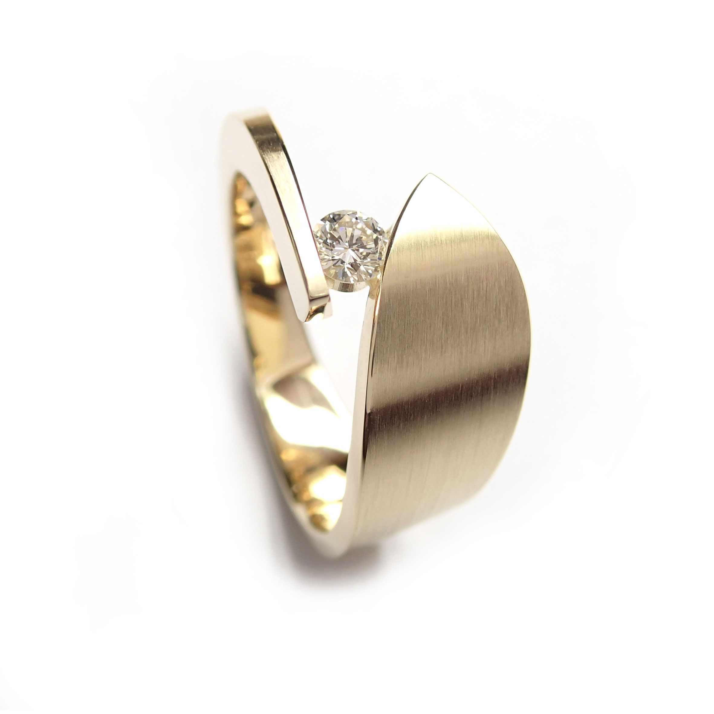 Een 14 krt geelgouden ring Cardillac model Leaf 6mm met een diamant briljant geslepen 0,05 crt TW SI.