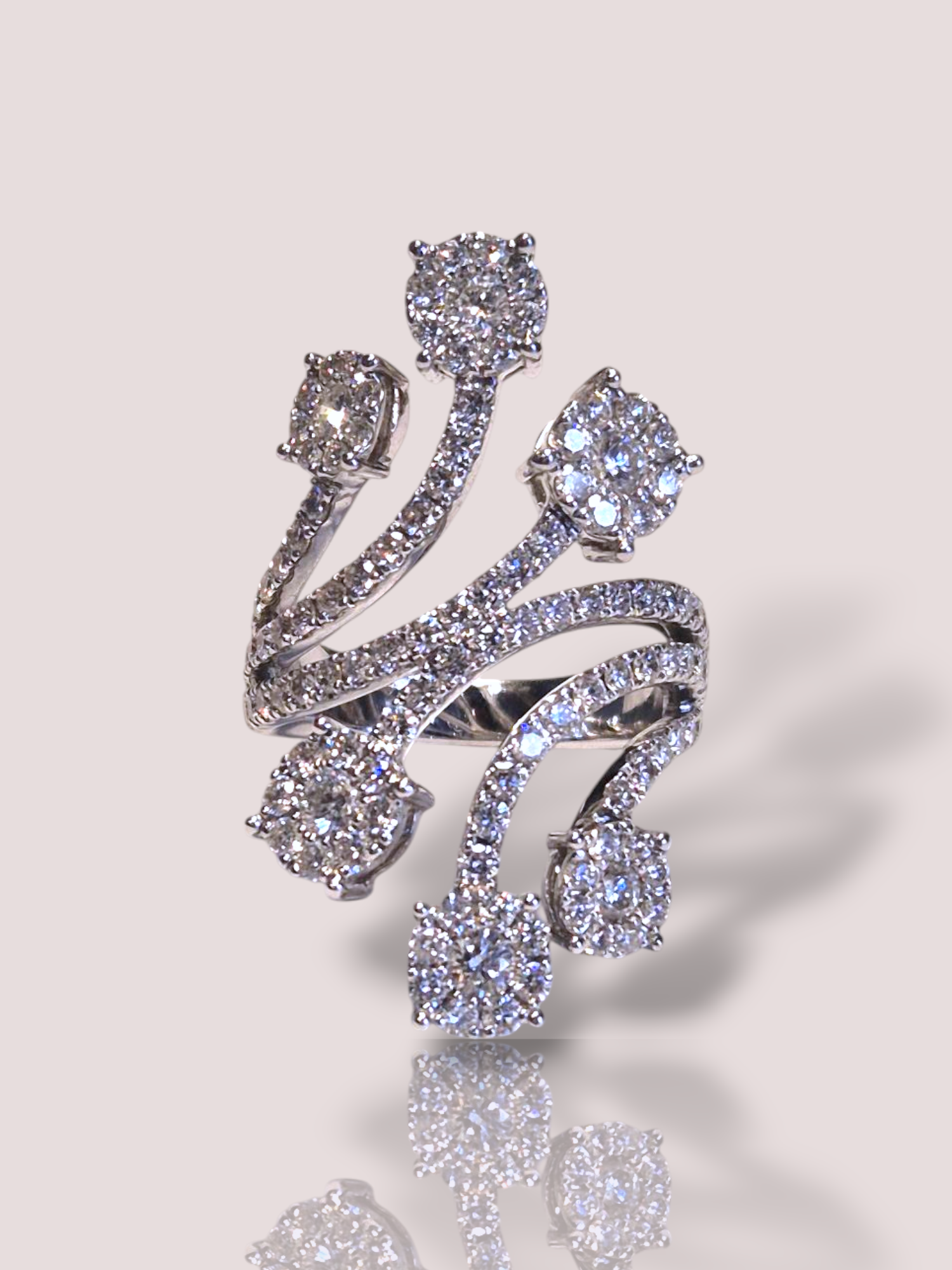 Deze schitterende vintage statement ring is gemaakt van 18k witgoud en bezet met maar liefst 132 schitterende diamanten van tezamen 2,37ct. De diamanten variëren in gewicht van 0,08ct tot 0,015ct en hebben kleur H en kwaliteit VS1-VS2. 

Het is de perfecte keuze voor een elegante en luxueuze uitstraling. Draag deze betoverende ring als middelpunt voor speciale gelegenheden of combineer met andere sieraden voor een stijlvolle, gelaagde look. Een schitterend pronkstuk voor elke sieradenliefhebber!