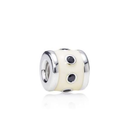 Deze Pandora bedel 790482EN12 is gemaakt van zilver en heeft een prachtig hartvormig ontwerp met blauwe en witte emaille details. Het past perfect bij Pandora armbanden en kettingen en voegt een vleugje kleur toe aan je sieradencollectie. Draag deze bedel aan een armband of ketting voor een subtiele en stijlvolle touch aan je outfit. Een tijdloos accessoire dat elke look compleet maakt.