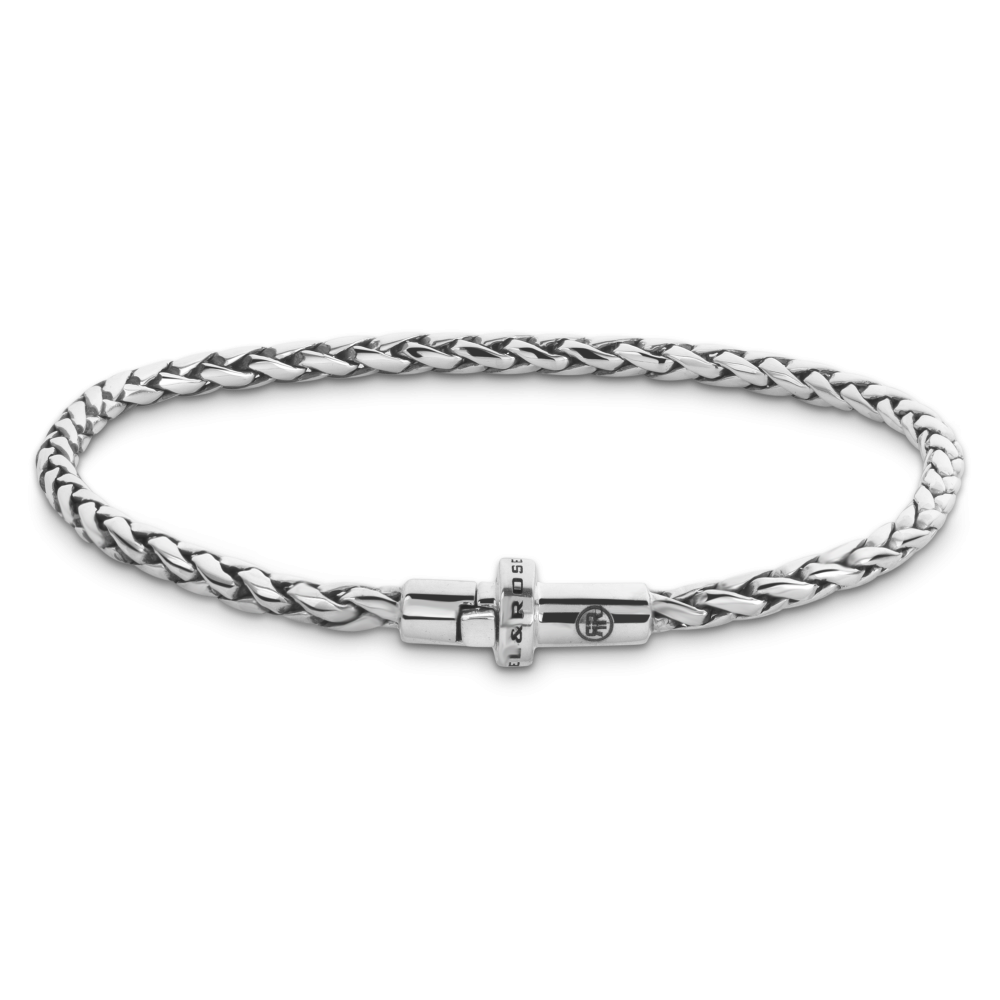 De Rebel & Rose Armband Hera 3mm M, modelnummer RR-BR041-S-M, is een stijlvolle zilveren armband met een breedte van 3mm en een gewicht van 11,30 gram. Perfect om solo te dragen of te combineren met andere armbanden voor een gelaagde look. Geschikt voor een polsomtrek van 175mm. Draag hem voor een verfijnde, moderne uitstraling.