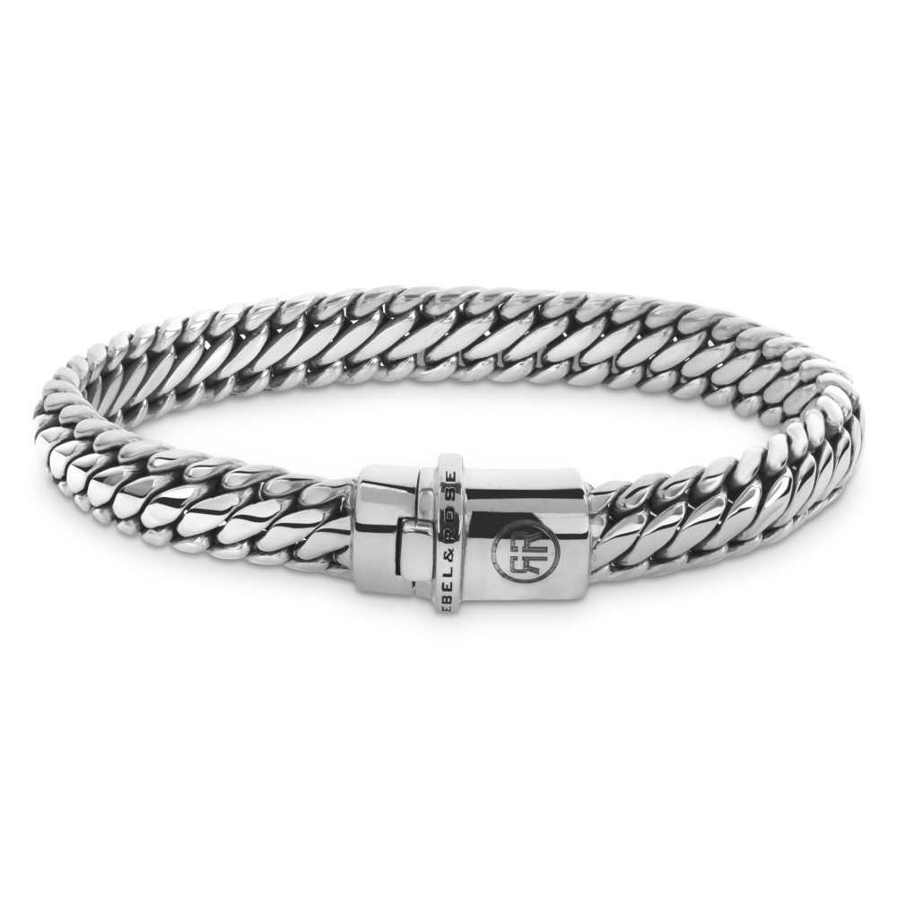 De Rebel & Rose Armband Apollo Ten L, modelnummer RR-BR040-S-L, is een stijlvolle zilveren armband met een gewicht van 47,90 gram en een breedte van 10 mm. De armband heeft een zilverkleur en een maat van 190 mm. Draag het als een elegant accent bij zowel casual als formele outfits. Perfect voor elke gelegenheid.