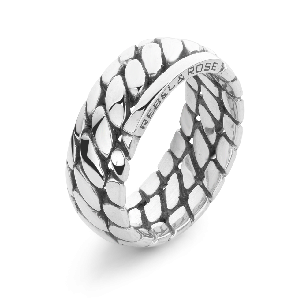 De Rebel & Rose Ring Apollo Eight 63 (Ø20) biedt verfijning met een gewicht van 8,2 gram en is gemaakt van 925 sterling zilver. Met een breedte van 8 mm en een elegante zilverkleur is het een tijdloze keuze. Draag deze ring als een opvallend statement of combineer met andere sieraden voor een chique uitstraling. Perfect voor elke gelegenheid.
