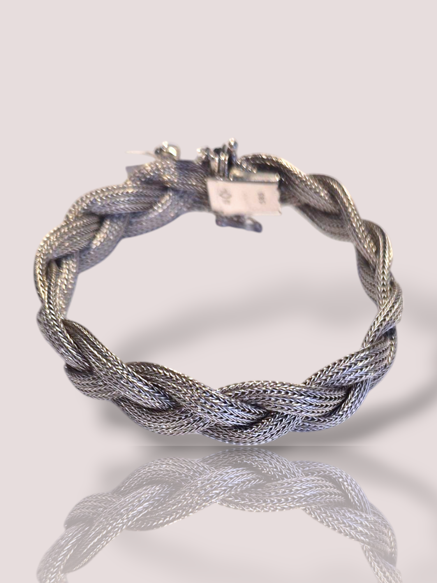 Deze vintage 14k wit gouden gevlochten mesh armband is een verfijnd juweel met een tijdloze uitstraling. Deze armband is ideaal voor zowel formele als informele gelegenheden en kan prachtig worden gecombineerd met andere sieraden of als enkel statementstuk worden gedragen. Perfect om elke look een elegante touch te geven.