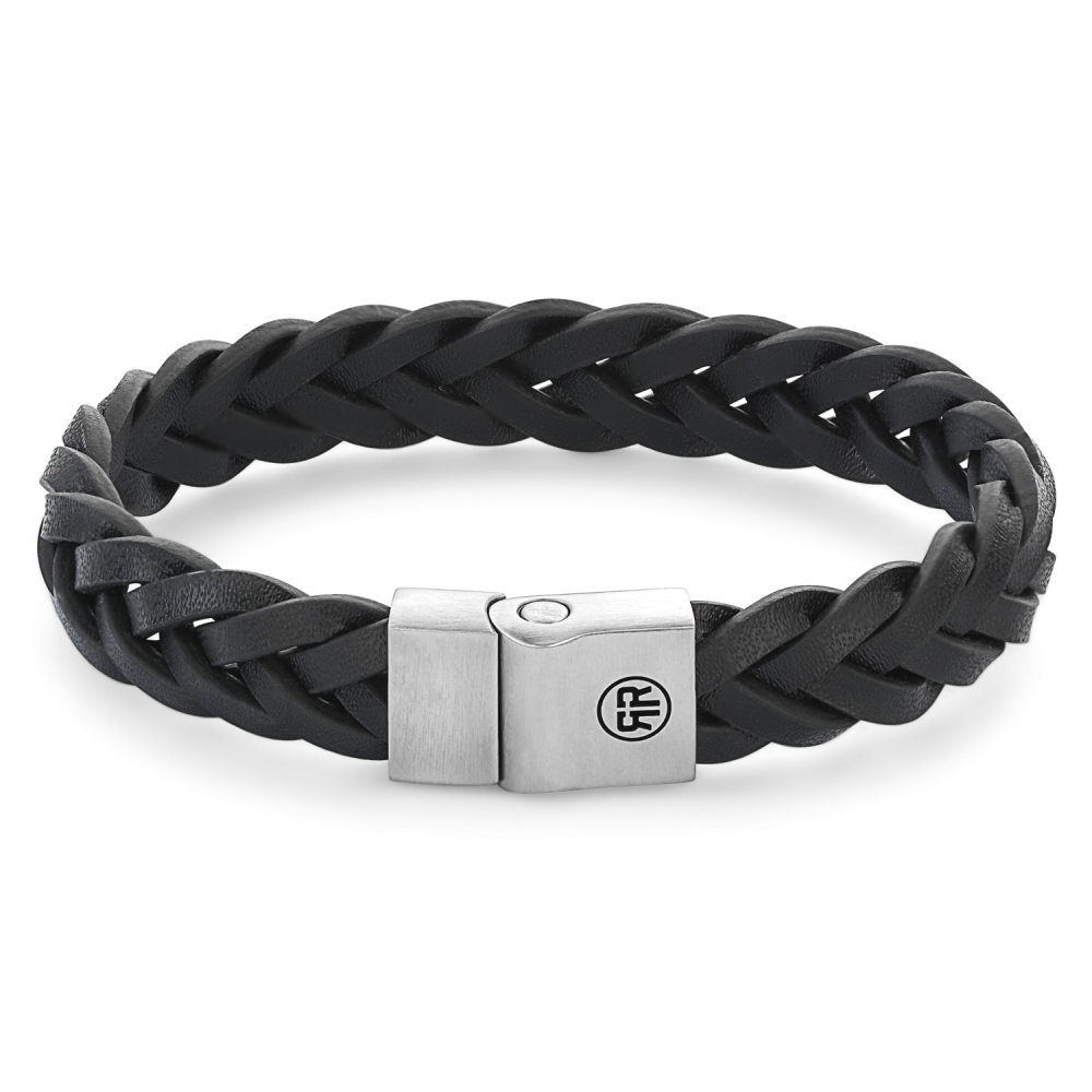 De Full Metal armband van Rebel and Rose is een leren armband van 12 mm breed met een sluiting van edelstaal. De unieke (PSR*) sluiting bestaat uit twee delen die perfect in elkaar vallen, zonder dat daar hulpmiddelen als magneten voor nodig zijn. Het leer wordt soepeler naarmate je het langer draagt (net als bij schoenen). Dus in het begin mag het iets strakker zitten dan je zou willen. De armbanden combineren goed met onze kralenarmbanden. (*PSR = Push-Slide- Release)