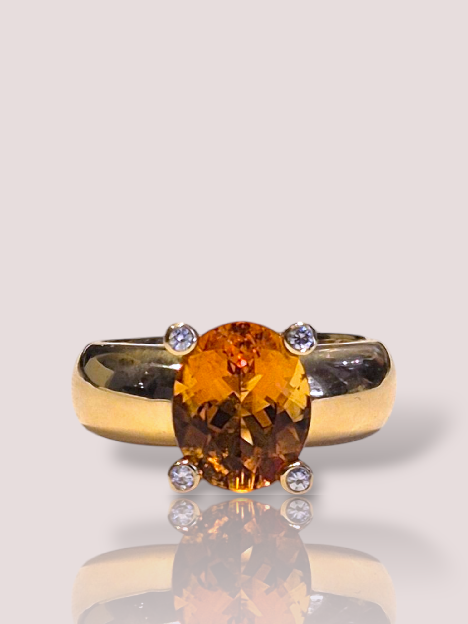 Deze vintage 18k geelgouden Tirisi ring, combineert elegantie met luxe. De ring bevat een prachtige citrien en sprankelende diamanten. Draag deze opvallende ring als een statementstuk op zichzelf of combineer met andere subtiele sieraden voor een verfijnde look. Ideaal voor bijzondere gelegenheden en als dagelijks accessoire. Perfect voor liefhebbers van tijdloze sieraden.

De citrien is 10 bij 12 mm en wordt omringd door 4 prachtige witte briljanten. De ring heeft maat 19,25 .