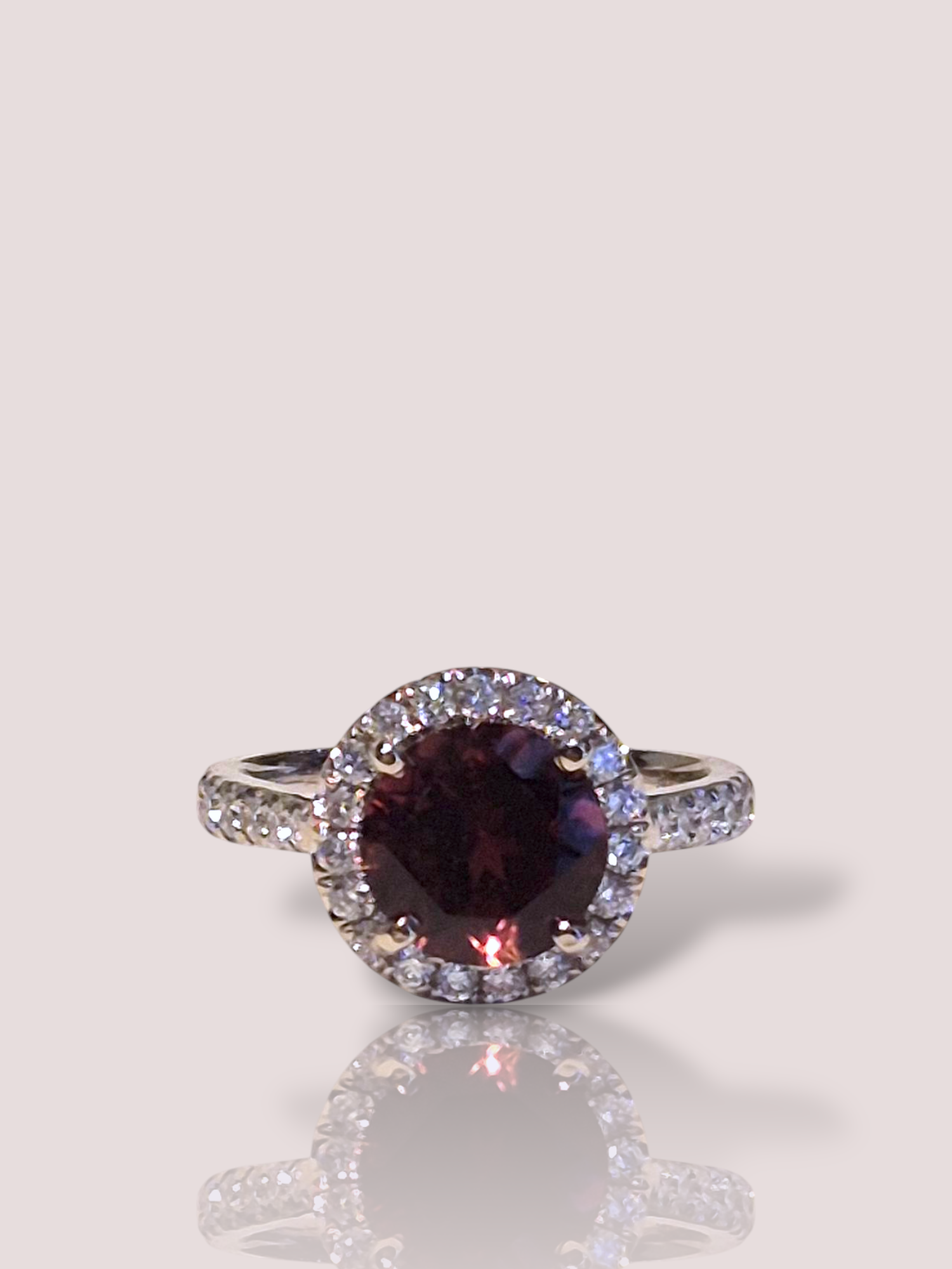 Deze vintage 18k witgouden diamanten ring betovert met een roze paarse toermalijn en schitterende diamanten. Deze prachtige ring, gemaakt van witgoud, straalt elegantie en verfijning uit. De center stone is een prachtige rose paarse toermalijn, welke omringd is door schitterende briljant geslepen diamanten. Ook langs de zijkanten van de ring zijn schitterende diamanten gezet. De ring telt 35 diamanten van in totaal 0,52ct. De diameter van de toermalijn is 1,2 cm.

Draag hem solo voor een verfijnde look, of combineer met andere ringen voor een eigentijdse stijl. Perfect voor speciale gelegenheden of dagelijks luxe.