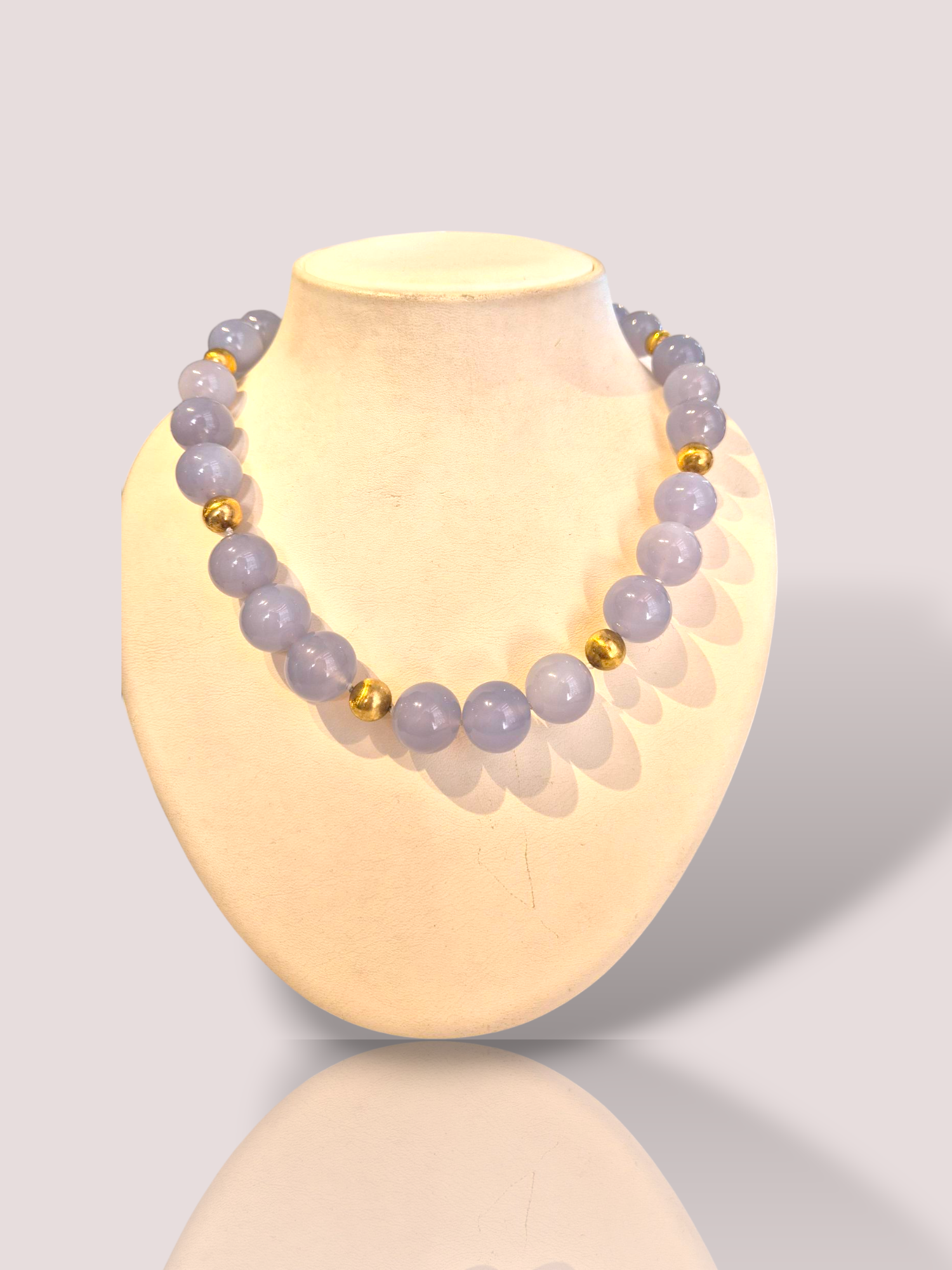 Dit vintage 14k geel gouden Chalcedoon kralen collier is een verfijnd en tijdloos sieraad. Deze tweekleurige ketting, gemaakt van geelgoud en chalcedoon, straalt elegantie uit. Het collier bevat 25 prachtige kralen van 1,7 diameter. 

Draag het collier solo voor een subtiele uitstraling of combineer met andere sieraden voor een gedurfde look. Perfect voor zowel dagelijkse als speciale gelegenheden. Voeg luxe toe aan elke outfit.