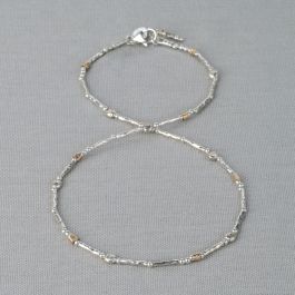 De Jeh collier zilver | goldfilled schijfjes, is een verfijnde ketting die perfect is als statement-stuk. De ketting combineert zilverkleurige en goldfilled elementen voor een chique uitstraling. Draag deze ketting op een eenvoudige top of jurk om het sieraad te laten opvallen en je look compleet te maken. Perfect voor zowel casual als formele gelegenheden.