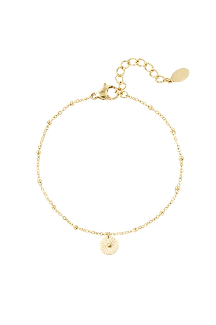 How nice is this gold link bracelet with charms in the shape of a coin. In addition, the bracelet has cute balls. The perfect bracelet to combine with multiple bracelets for a playful look! The bracelet is made of stainless steel and has an adjustable clasp. 