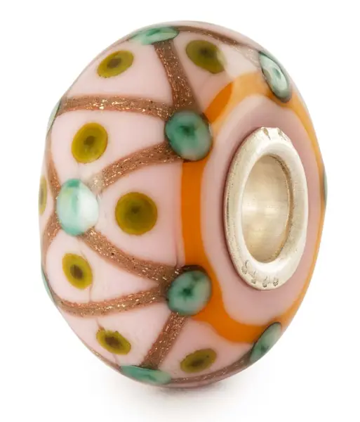 De Trollbeads Bedel Roze met groen, goud en oranje is een prachtig ontworpen sieraad dat perfect past bij een Trollbeads zilveren armband. Draag deze bedel aan de armband om een kleurrijke en stijlvolle uitstraling te creëren, ideaal voor elke gelegenheid. Voeg persoonlijke charme toe en combineer met andere bedels voor een unieke look.