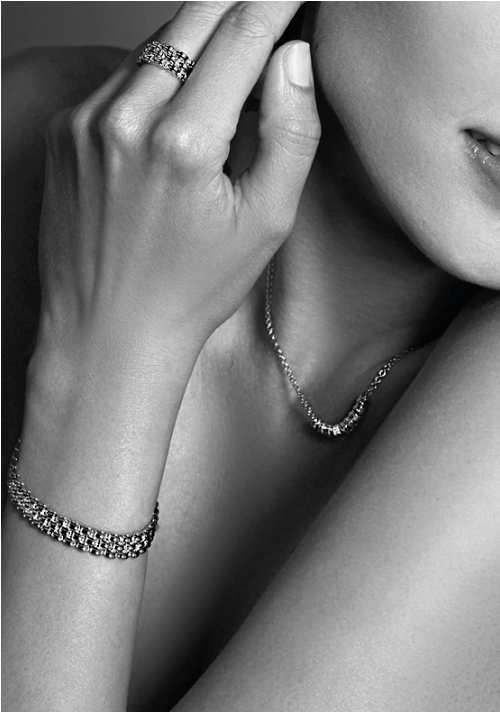 ZINZI zilveren ketting 45cm met 3 ronde grote schakels in het midden, waarvan één rondom bezet is met witte zirconia's. Exclusief ontworpen door mode-ontwerper Mart Visser. De lengte van de ketting is 45cm. Deze schitterende zilveren ketting draagt herkenbaar de signatuur van Mart Visser. Vervaardigd van eerste gehalte zilver (925) en met extra rodiumlaag voor een langdurige glans.