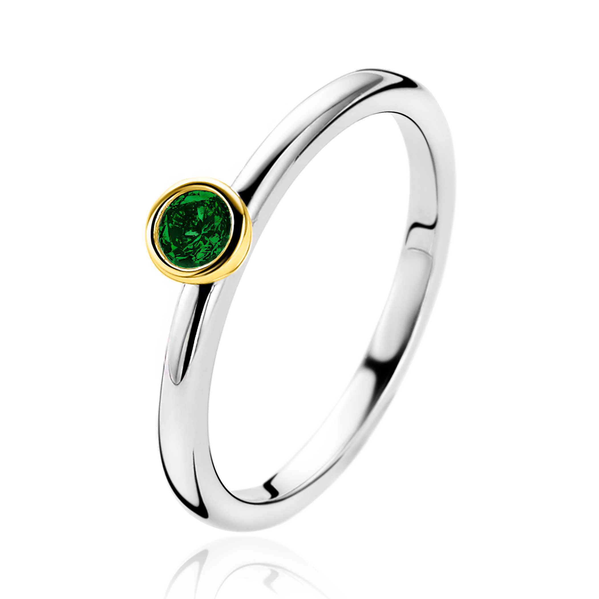 ZINZI zilveren ring met aan de bovenzijde een extra 14K geel vergulde ronde zetting, bezet met een groene zirconia. De ring is rondom glad en schittert in eenvoud. Vervaardigd van eerste gehalte zilver (925) en voorzien van een extra rodiumlaag voor een langdurige glans.