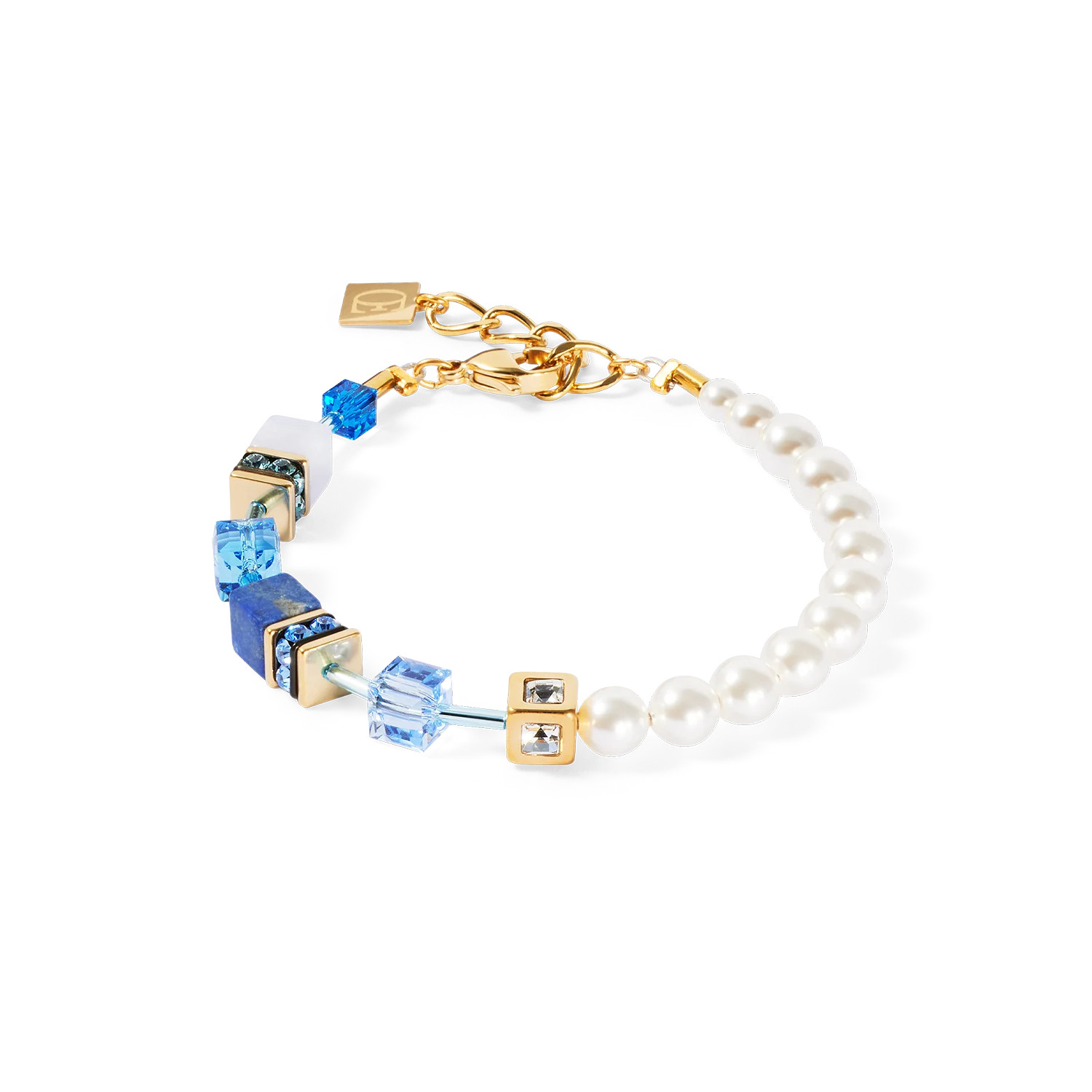 Harmonie van kleur en textuur - de GeoCUBE® Precious Fusion Pearls armband blauw speelt met de intense nuances van lapis lazuli, chalcedoon en blauwe aventurijn. De fijne Crystal Pearls van Swarovski® creëren glinsterende accenten, terwijl de gouden roestvrijstalen elementen zorgen voor een verfijnde, tijdloze afwerking. Een stijlvol sieraad voor elke dag of speciale gelegenheden.