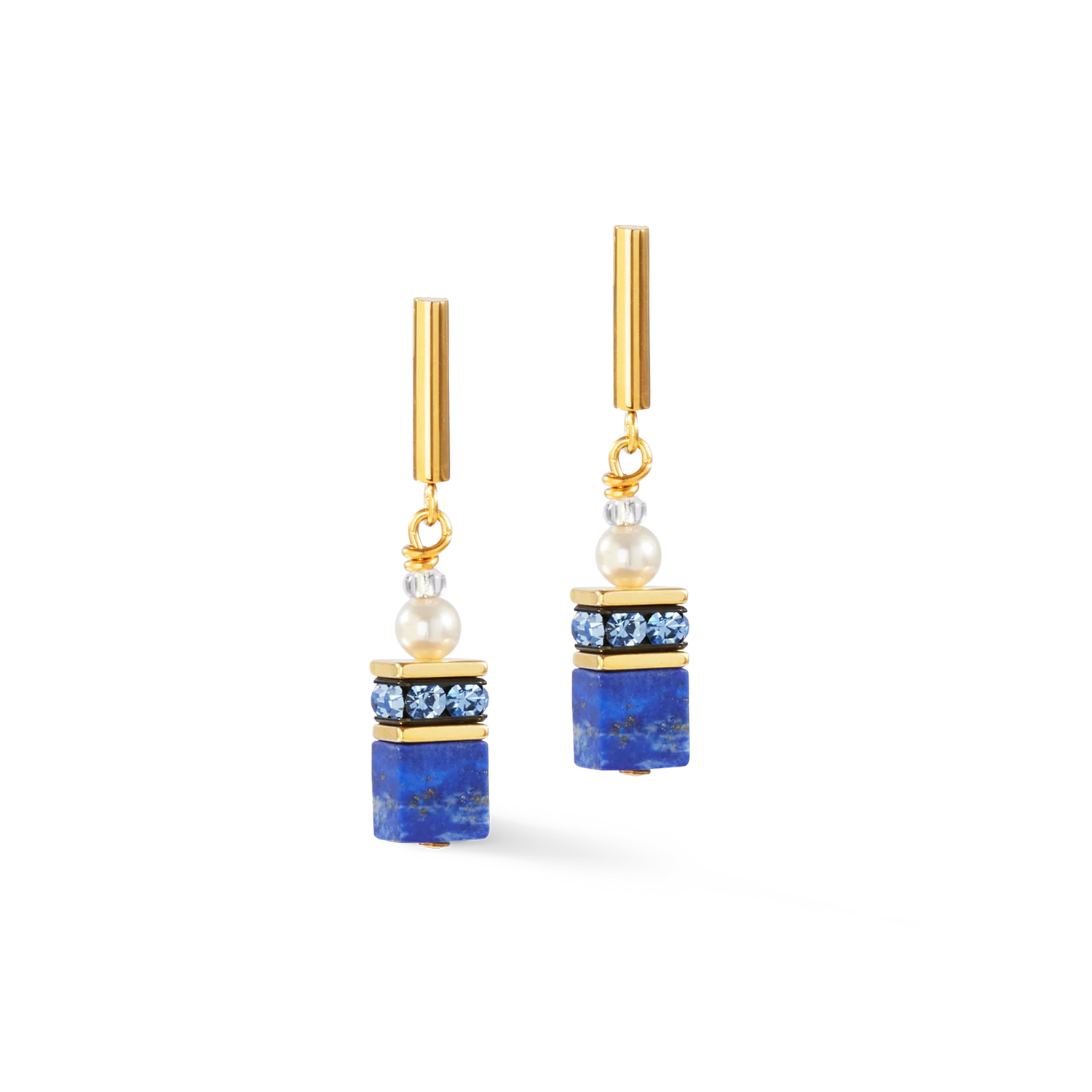 Glinsterende elegantie in perfectie - de GeoCUBE® Precious Fusion Pearls oorbellen in blauw combineren diepblauwe lapis lazuli met de stralende reflecties van Crystal Pearls van Swarovski®. De goudkleurige roestvrijstalen elementen geven de oorbellen een moderne touch en maken ze de perfecte metgezel voor stijlvolle verschijningen.