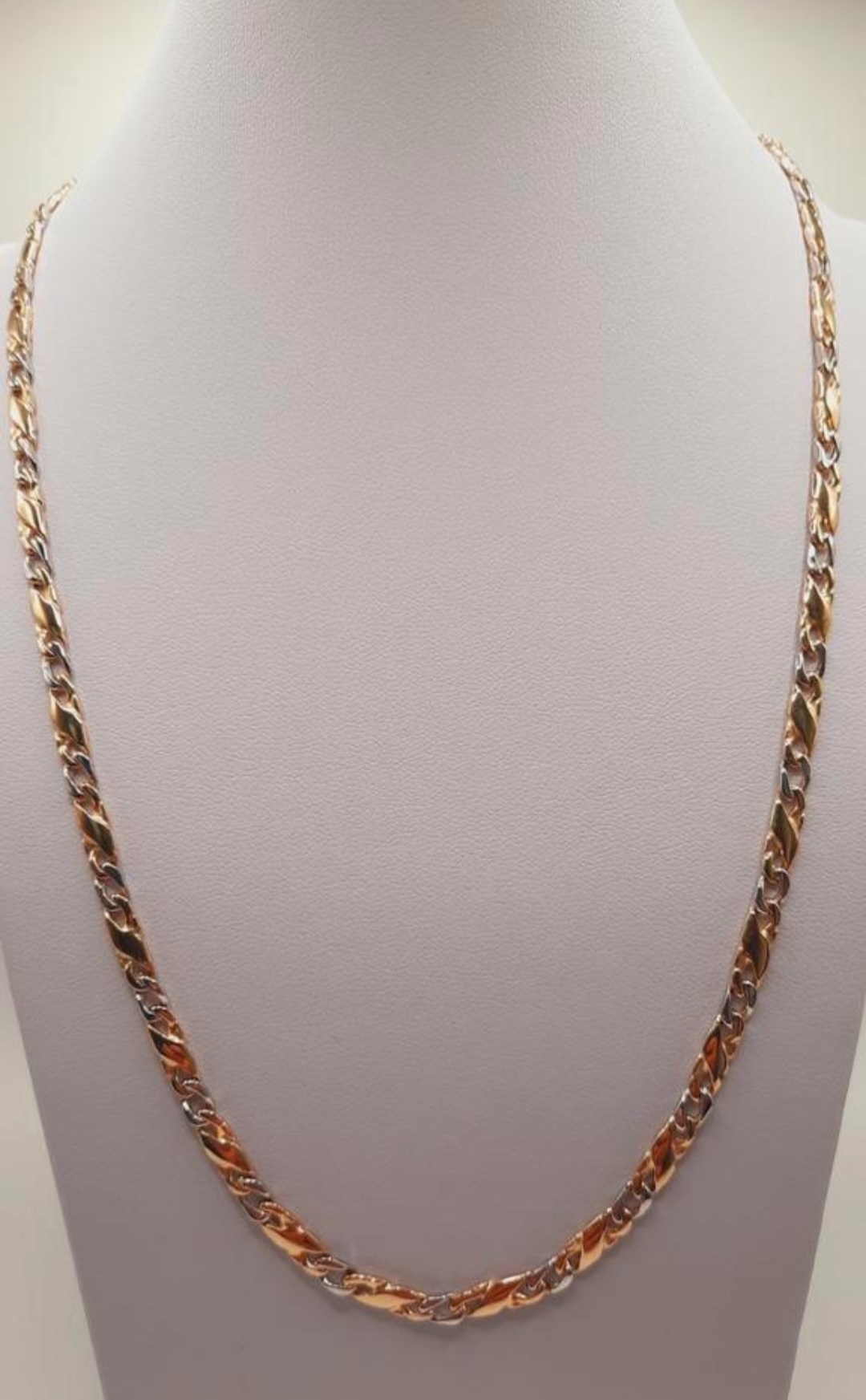 Deze gouden ketting (modelnummer 000106) van een ongekend merk heeft een luxe uitstraling. Het is een 14kt gouden halsketting, 60 cm lang en 4,5 mm breed, met een gewicht van 33,6 gram. Perfect te dragen bij formele of feestelijke gelegenheden voor een elegante look. Een tijdloos sieraad dat elke outfit compleet maakt.
