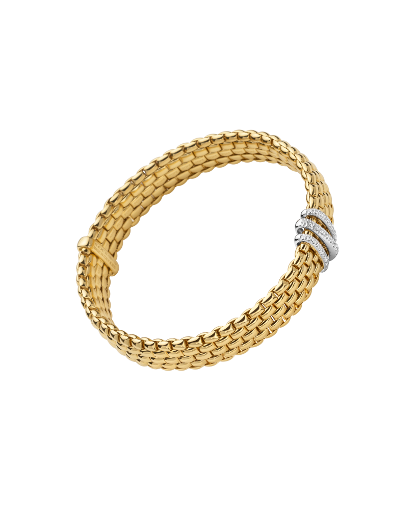 De Fope Panorama Flex-it armband in 18-karaats geelgoud, modelnummer 58704BX_PB_G_BBB_00M, is een luxe sieraad met een totale karaatgewicht van 0,23 aan schitterende diamanten. Deze flexibele armband is perfect om solo te dragen voor een elegante uitstraling of in combinatie met andere armbanden voor een gedurfde, gelaagde look.