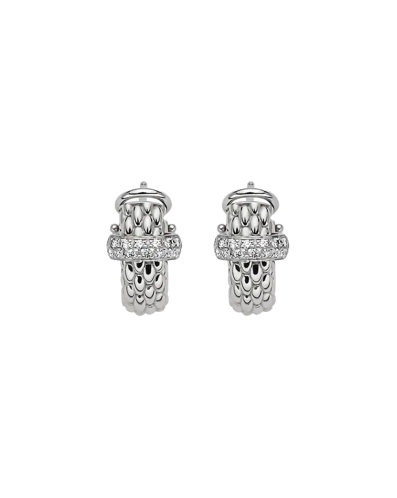 Ontdek de verfijning van de Fope Vendôme oorknoppen in witgoud met diamant, modelnummer 56002OX_BB_B_XBX_000. Deze schitterende 18-karaats gouden oorbellen hebben een totale diamantgewicht van 0,20 karaat. Perfect voor zowel dagelijkse elegantie als speciale gelegenheden, voegen ze een subtiele luxe toe aan elke outfit. Draag ze als stijlvolle accenten voor een verfijnde look.