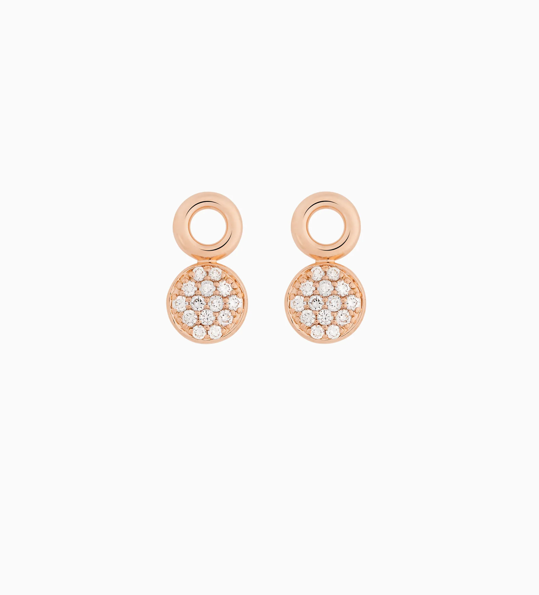 Joy mini pastilles aan losse oorringen, beide met witte diamant. Klein luxe accent in het oor, nooit teveel, altijd zichtbaar.