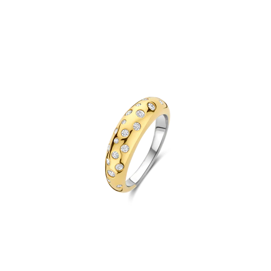Breng een vleugje elegantie in je dagelijkse outfit met deze charmante TI SENTO goudkleurige ring 12363ZY, een tijdloos ontwerp dat verfijnde eenvoud uitstraalt. Met een slanke vergulde ring, vervaardigd uit hoogwaardig 925 zilver, is deze ring gedecoreerd met een cluster van fonkelende witte zirkonia stenen, die een delicate schittering toevoegen aan elke outfit. Deze delicate ring is het perfecte alledaagse accessoire, dat moeiteloze elegantie biedt en prachtig overgaat van ochtendvergaderingen naar diners bij kaarslicht.
