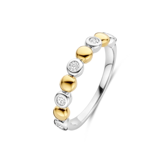 Met deze TI SENTO goudkleurige ring 12365ZY vier je de kunst van contrast. Een moderne klassieker met een stralende twist. Vervaardigd uit hoogwaardig 925 zilver heeft deze ring een opvallende rij bezelgezette zirkonia stenen die afwisselen met gepolijste vergulde bolletjes. Het samenspel van warme goudtinten en fonkelende stenen creëert een verfijnd maar eigentijds ontwerp, perfect om dagelijkse looks te verfraaien of een vleugje glamour toe te voegen aan speciale gelegenheden. De veelzijdige elegantie zorgt ervoor dat het elke outfit versterkt, of het nu casual wordt gecombineerd of met chique avondkleding. Draag de ring alleen voor een verfijnde statement of combineer het met andere TI SENTO sieraden voor een gelaagde, luxueuze stijl.
