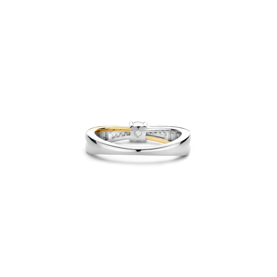 Ervaar het betoverende samenspel van licht en schaduw met deze TI SENTO goudkleurige ring 12374ZY. Dit verfijnde stuk, vervaardigd uit 925 zilver, heeft twee verstrengelde banden: één goud gekleurd, de andere schitterend met een fonkelende pavé van witte zirkonia. In het hart van dit betoverende ontwerp wordt een briljante zirkonia getoond in een delicate prongzetting, die het licht vangt en een vleugje tijdloze elegantie toevoegt.