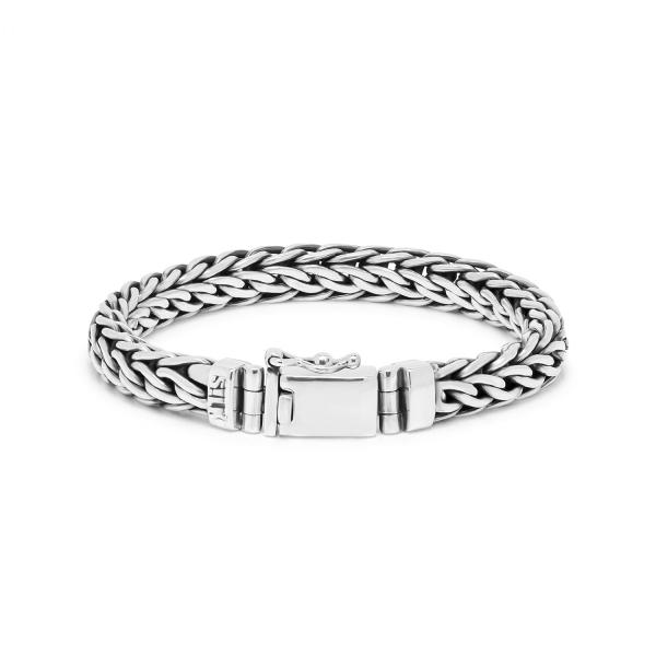 Deze zilveren armband van het merk SILK komt uit de Double Linked collectie.

De armband is maat 21, mocht u interesse hebben in een andere maat neem dan contact met ons op.

Zilveren handgemaakte armband, een echt statement piece. Deze robuuste armband is mooi open gevlochten en is afgewerkt met het bekende stevige SILK bakslot. Het slot van deze armband leent zich goed om te personaliseren met bijvoorbeeld jouw initialen, of speciale tekst naar keuze. Ook is deze armband heel erg geschikt voor het plaatsen van een mooie vingerafdruk. 