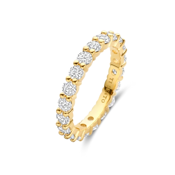 Geniet van de gedurfde uitstraling van deze TI SENTO goudkleurige ring 12372ZY, een schitterende combinatie van klassieke elegantie en moderne drama. Vervaardigd uit hoogwaardig 925 zilver en is verguld, is de band versierd met grote, opvallende witte zirkonia stenen die de ring omcirkelen in een spectaculaire lichtshow. Perfect voor degenen die een statement willen maken, combineert deze ring vintage charme met eigentijdse verfijning. Of het nu alleen wordt gedragen als een opvallend middelpunt of gestapeld met andere TI SENTO ringen, het belooft elke look te verfraaien met stralende schoonheid.