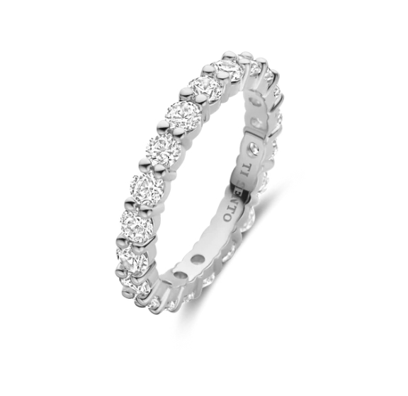 Laat je verrassen door de opvallende elegantie van deze TI SENTO zilveren ring 12372ZI. Vervaardigd uit hoogwaardig 925 zilver en stralende platinakleuring, heeft dit betoverende stuk grotere, briljant geslepen witte zirkonia stenen die de hele ring omcirkelen. Hun gedurfde schittering maakt deze ring een opvallend statement van tijdloze stijl. Deze verheven klassieker is perfect voor degenen die houden van verfijnde glamour. Draag de ring alleen om de schittering centraal te laten staan of stack het met andere TI SENTO sieraden voor een gelaagde, verfijnde look die echt onvergetelijk is