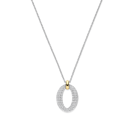 Deze TI SENTO ketting 34092ZY trekt alle aandacht. Gemaakt van 925 sterling zilver en afgewerkt met een stralende platinakleurige laag, straalt deze ketting tijdloze elegantie uit. Het middelpunt is een verbluffende ovaalvormige hanger, bezet met schitterende cubic zirconia stenen. Elke steen is zorgvuldig geplaatst voor een oogverblindende schittering, waardoor deze ketting een echt statement van verfijnde elegantie is. De hanger hangt elegant aan een delicate zilvergekleurde ketting met een geelgoud gekleurde clip-oog, wat een vleugje warmte en verfijning toevoegt aan het ontwerp. Met zijn klassieke silhouet en luxueuze details straalt dit sieraad verfijning en charme uit, perfect om zowel dag- als avondlooks te verrijken. Of je de ketting nu in laagjes draagt voor een moderne twist of solo als een gedurfd statement, deze ketting belooft een vleugje gratie en individualiteit aan je stijl toe te voegen. Zorgvuldig vervaardigd voor de gevoelige huid, biedt deze nikkelvrije en hypoallergene ketting langdurig comfort en kwaliteit.