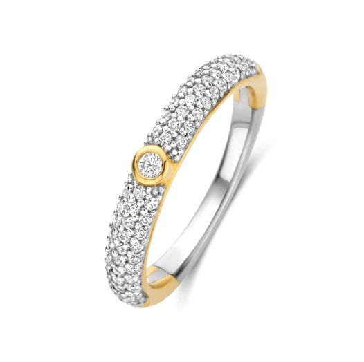 Ontdek de vooruitstrevende charme van de goudkleurige TI SENTO ring 12377ZY, een gedurfd statement sieraad dat je hart sneller doet kloppen! Vervaardigd uit 925 sterling zilver en verguld, straalt deze ring pure elegantie uit. De fonkelende pavé van witte cubic zirconia en de opvallende grotere cubic zirconia, gezet in een betoverende geelgouden setting, maken van deze ring een echte eye-catcher. Deze moderne klassieker viert jouw unieke stijl en verlegt de grenzen van modern design. Draag het met trots en zelfvertrouwen. Voel de levendigheid van de zomer met dit sprankelende accessoire.