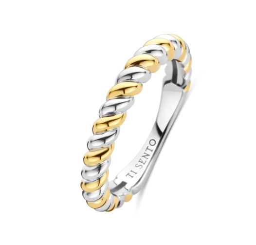 De goudkleurige TI SENTO ring 12378SY is een moderne klassieker geïnspireerd door vintage kunst. Dit verfijnde sieraad, vervaardigd uit 925 sterling zilver en verguld, heeft een ingewikkeld ontwerp van verstrengelde banden, wat een betoverende gedraaide structuur creëert. Het samenspel van zilver- en goudkleurige plating roept de adembenemende tinten van zomerse zonsondergangen op, terwijl het gedurfde maar ingetogen ontwerp tijdloze verfijning belichaamt. Dit is een ring die trends overstijgt, een sieraad om jarenlang te koesteren.