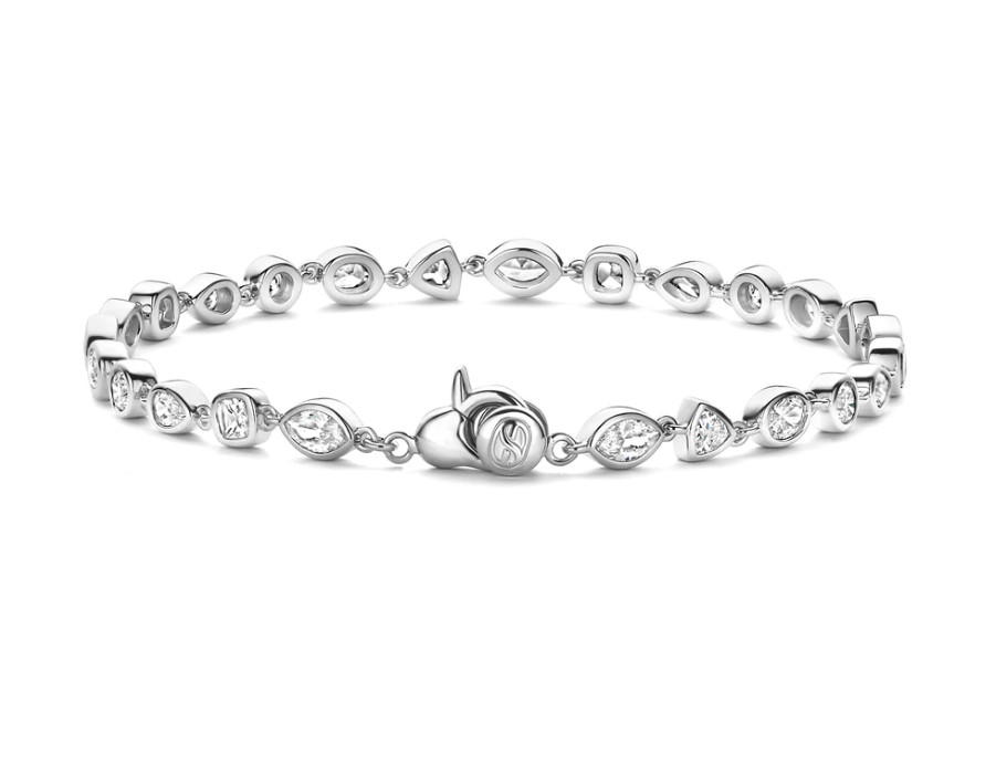 Ontdek een wereld van elegantie met de TI SENTO armband 23062ZI, een stralende viering van tijdloze schoonheid. Deze armband, vervaardigd uit 925 sterling zilver, is versierd met een prachtige reeks cubic zirconia stenen in marquise-, ronde en druppelvormen. Elke fonkelende steen is bezelgezet, wat een harmonieuze stroom van licht en vorm creëert die je pols omhult met verfijnde elegantie. Het ingewikkelde ontwerp en de veilige sluiting maken het een veelzijdig stuk, perfect voor zowel grootse gelegenheden als ingetogen glamour. Een symbool van gratie en individualiteit, deze armband nodigt je uit om met vertrouwen en stijl te stralen.
