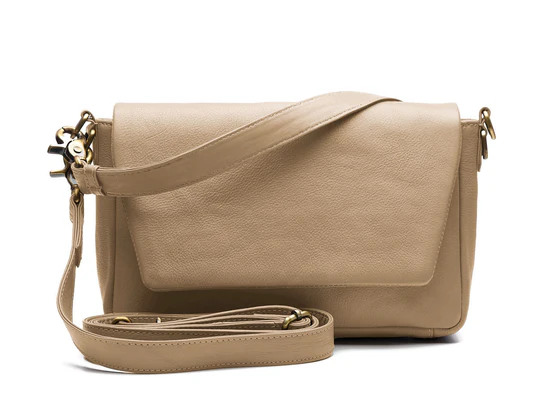 Ben jij op zoek naar een ruime schoudertas voor dames, gemaakt van stevig leer? Dan is de Julia Classic Bag, met overslag flap, met magneet sluiting, dé tas voor jou!

De voorkant van de damesschoudertas sluit via een soepele flap met magneetsluiting. De binnenkant van de tas heeft een ritssluiting, om je kostbare bezittingen veilig te houden. Aan de binnenkant vind je extra vakken, waarvan één met een rits.

Deze leren schoudertas is gemaakt van stevig leer en wordt geleverd met een korte, brede schouderband én een extra lange, verstelbare band. 

Onze Julia Classic  is 
SIZE: 27 X 18 X 6 cm