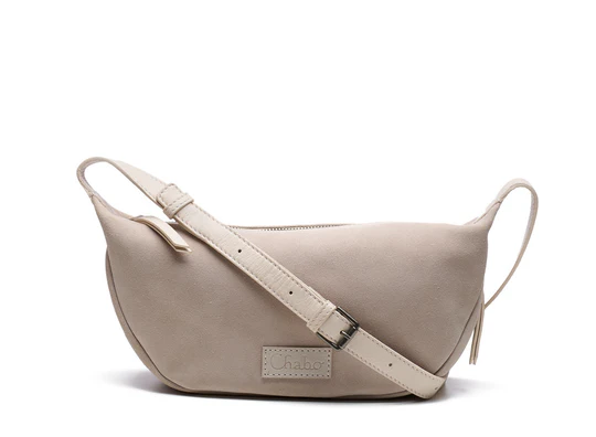 De Summer suede Medium tas is de perfecte mix van stijl en gemak, een elegante, veelzijdige accessoire die je dagelijks kunt dragen!

 Deze tas combineert de zachte luxe van suède met slimme opbergruimte en is ideaal voor alles wat je nodig hebt onderweg.

Waarom je deze suède tas wilt hebben:

Handige extra opbergruimte: Met een praktisch ritsvak aan de zijkant heb je direct toegang tot je essentials, perfect voor sleutels of je telefoon.

Comfortabele crossbody stijl: De lange, verstelbare crossbody band zorgt ervoor dat je de tas precies kunt dragen zoals jij wilt, voor maximaal draagcomfort.

Slimme binnenindeling: Binnenin vind je een handig ritsvak en een insteekvak, ideaal voor het georganiseerd opbergen van kleinere items.

Deze suède tas biedt de perfecte combinatie van chic en praktisch, een must-have voor elke garderobe. Voeg een vleugje luxe toe aan je dagelijkse look en bekijk dit stijlvolle model vandaag nog!

Deze Summer suede Medium tas is
SIZE: 27 x 13 x7 cm