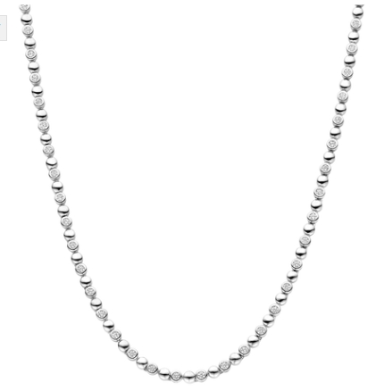 De TI SENTO ketting 34082ZI is een verbluffend sieraad met een lengte van 42 cm, vervaardigd van hoogwaardig 925 sterling zilver en platinakleurig om de schittering zo lang mogelijk te behouden. Dit ontwerp kenmerkt zich door een boeiende rangschikking van gepolijste zilveren bolletjes, afgewisseld met bezelgezette cubic zirconia stenen die fonkelen als sterren aan de nachtelijke hemel. Het minimalistische maar elegante patroon creëert een tijdloze uitstraling, perfect om elke outfit te verfraaien. Vier de essentie van zomerse verfijning met een ketting die de moeiteloze gratie van zonnige dagen en sterrennachten weerspiegelt. Hypoallergeen en nikkelvrij, biedt dit stuk zowel schoonheid als comfort, waardoor het een genot is om het het hele seizoen door te dragen.