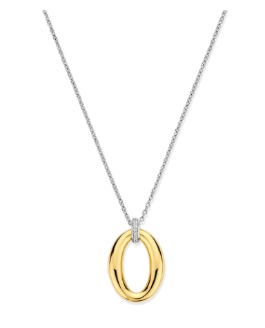 Deze TI SENTO ketting 34091ZY maakt een gedurfd maar verfijnd statement. Dit verbluffende ontwerp is zorgvuldig vervaardigd van 925 sterling zilver en verguld voor een stralende, tijdloze uitstraling. Het hart van dit prachtige ontwerp is een unieke ovaalvormige hanger, elegant versierd met een delicate band van pavé gezette cubic zirconia die een subtiele, betoverende schittering toevoegt. De stralende geelgouden tinten roepen een klassieke vintage charme op en voegen een moderne touch toe, waardoor het een perfect sieraad is om de gouden tinten van de zomer te complementeren. Deze ketting viert individualiteit en de schoonheid van ingetogen elegantie, zorgvuldig ontworpen voor de gevoelige huid. Draag de ketting moeiteloos met een luchtige zomerjurk voor een stralende daglook of combineer de ketting met een elegante avondoutfit om een vleugje vintage glamour met moderne verfijning toe te voegen. De nikkelvrije en hypoallergene samenstelling zorgt voor uitzonderlijk comfort en duurzame kwaliteit, perfect voor de hele dag dragen.
