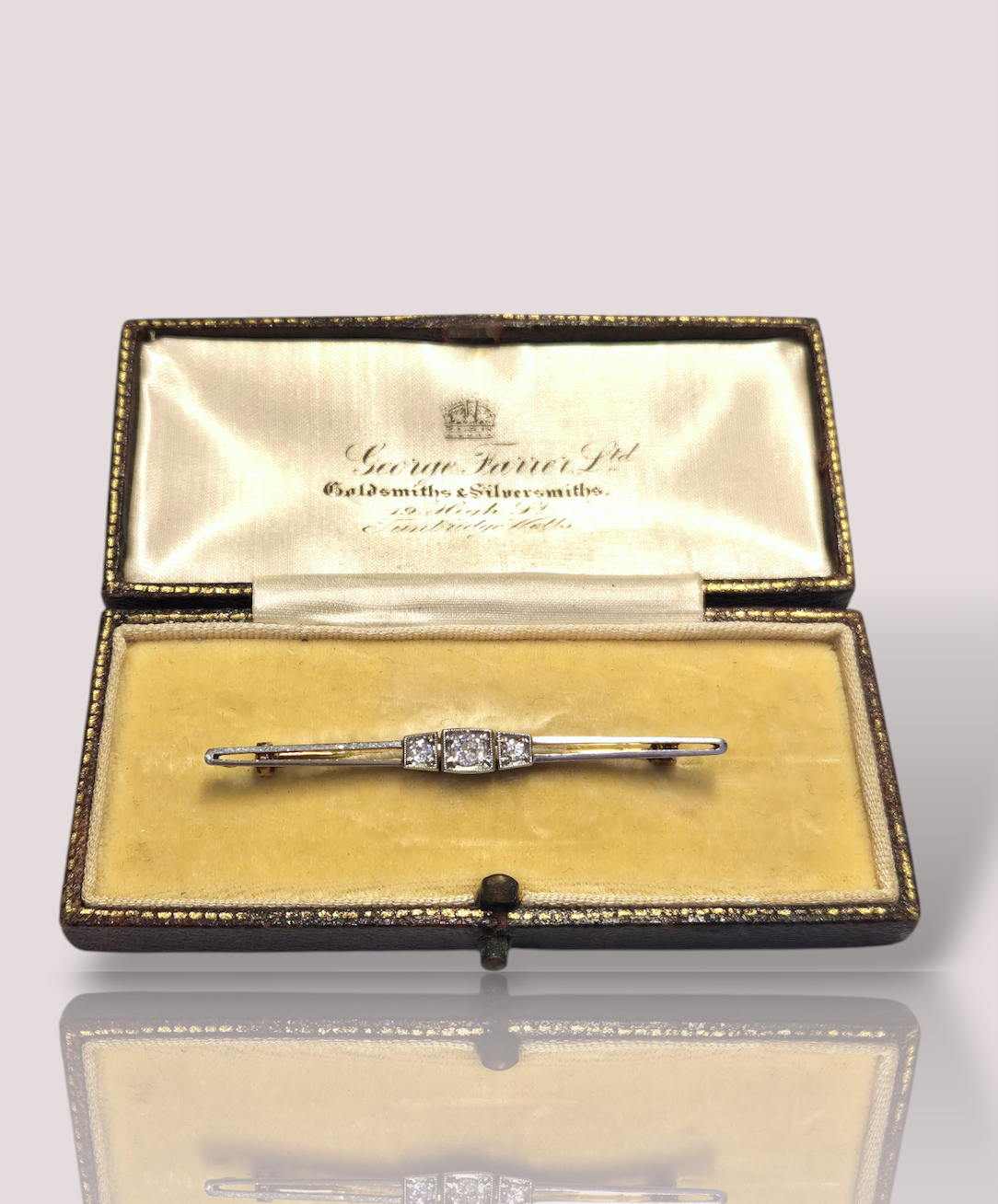 Deze prachtige Vintage Art-Deco wit en geel gouden broche met diamanten is een verfijnd juweelstuk. Combineer het met een klassieke blouse of een elegante jurk voor een tijdloze, stijlvolle uitstraling. Perfect voor bijzondere gelegenheden en liefhebbers van unieke sieraden. Deze broche voegt een vleugje luxe toe aan elke outfit.

De broche heeft 3 Bolsjewiek geslepen diamanten waarvan de grootste 0,15ct en daarnaast twee diamanten van elk 0,09ct.