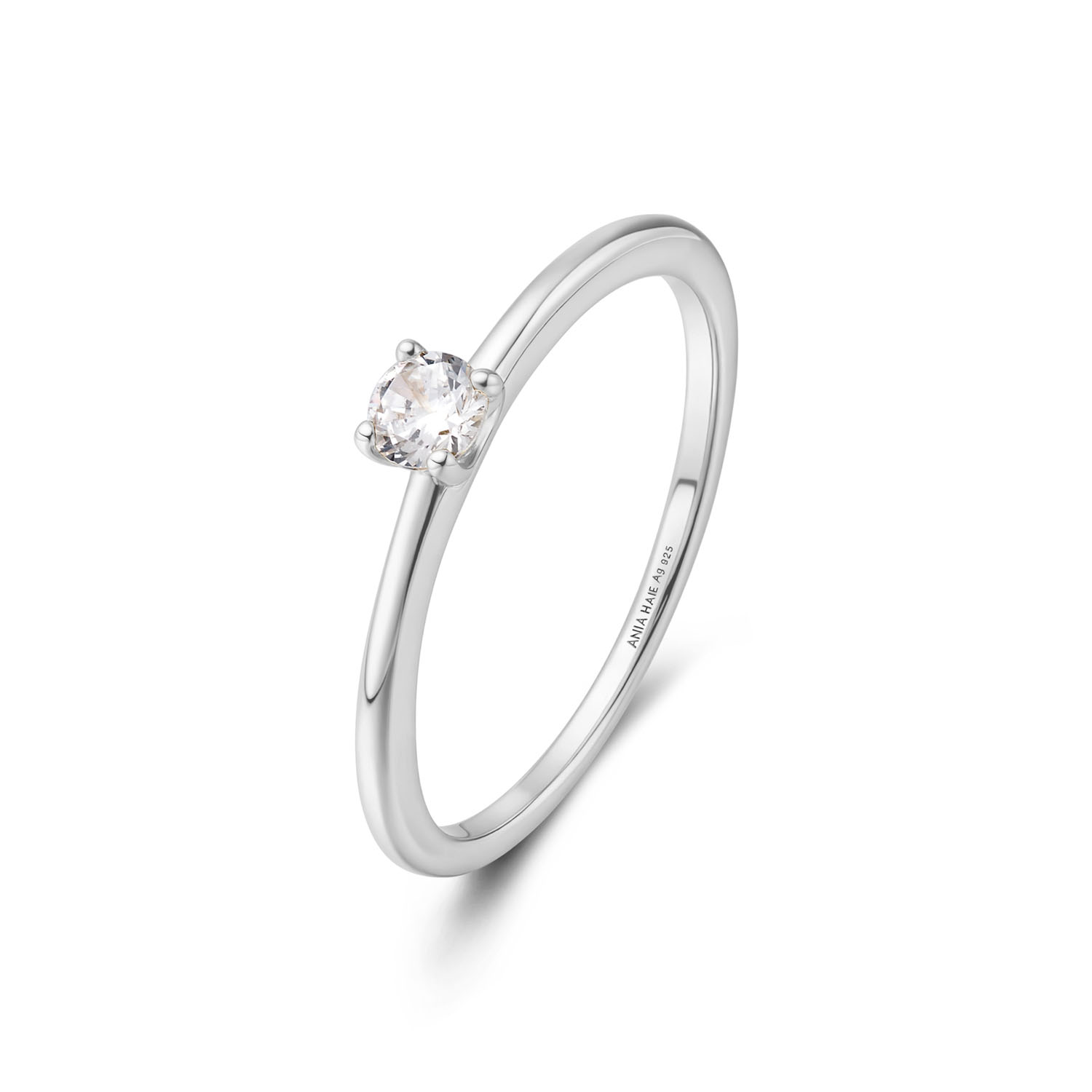 Verhoog je stijl met de smalle stapelring. Deze smalle en veelzijdige ring heeft een zirkonia als middelpunt, waardoor hij perfect is om elke dag te dragen. Mix en match hem met andere sieraden om een opvallende en klassieke look te creëren.

HET MERK
Geïnspireerd door de laatste fashion trends is Ania Haie het toonaangevende sieradenmerk voor hoogkwalitatieve maar ook betaalbare zilveren sieraden, zonder op de kwaliteit in te leveren. Iedere collectie is gebaseerd op de laatste catwalktrends, waardoor Ania Haie snel tot hét sieradenmerk voor stijlbewuste consumenten is verkozen. Elk sieraad wordt ontworpen om te combineren met andere sieraden waardoor je je eigen look kunt creëren. Maar ook zijn Ania Haie sieraden opvallend genoeg om op zichzelf te dragen. 

SPECIFICATIES
- Ania Haie
- Ring
- 925 zilver met rhodium plating
- Maat 58
- AH R064-01H