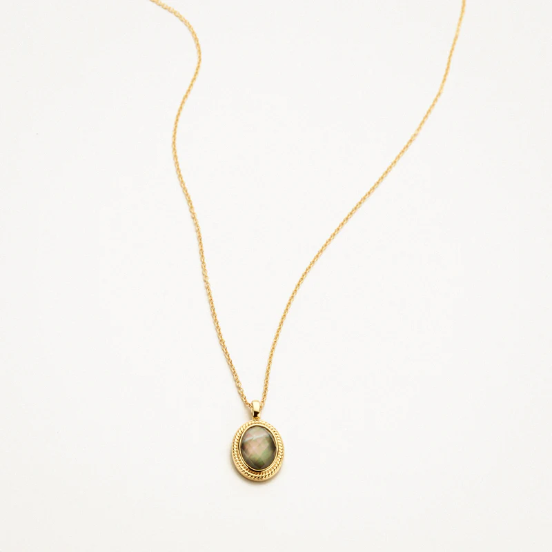 Dit 14k geelgouden collier wordt gesierd door een hanger met doublette van zwarte parelmoer en bergkristal in gladomzetting met kabelmotief. Het collier heeft een lengte van 42 cm en een veerringsluiting. Fraai op zichzelf of in combinatie met andere colliers uit onze collectie.