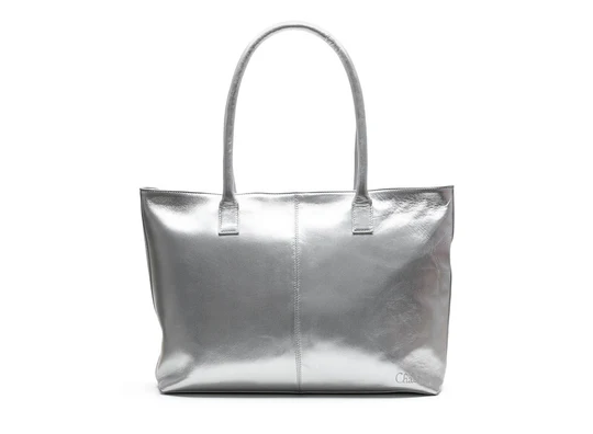Mooie, opvallende metallic shopper met ruime schouderbanden.

Een echte eye-catcher deze metallic shopper met ruime schouderbanden en een rits aan de bovenkant.
Veel ruimte om al je spullen op te bergen met een extra ritsvak aan de zijkant en nog twee insteekvakken voor bijvoorbeeld je telefoon.

Deze metallic shopper is ook handig voor een dagje kantoor, je laptop, max.14 inch past er makkelijk in.
SIZE: 43 x 30 x 12 cm