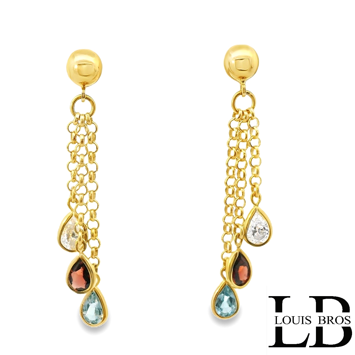 Deze schitterende 14 karaat geelgouden oorhangers (4.24 gr) zijn een perfecte combinatie van luxe en verfijning. Het speelse ontwerp bestaat uit drie subtiele kettinkjes die elegant naar beneden hangen en soepel meebewegen bij elke beweging.
Aan het uiteinde van elk kettinkje schittert een peervormige edelsteen, zorgvuldig gezet in een warme geelgouden omlijsting:
✨ Witte topaas – stralend en tijdloos, met een subtiele fonkeling.
❤️ Granaat – een diepe, warme rode tint die kracht en elegantie uitstraalt.
 Aquamarijn – een zachte, helderblauwe steen die een frisse en dromerige uitstraling geeft.

De combinatie van het warme geelgoud met de prachtige kleuren van de edelstenen maakt deze oorhangers een verfijnd en veelzijdig sieraad. Ideaal voor zowel een chique gelegenheid als een stijlvolle alledaagse look.