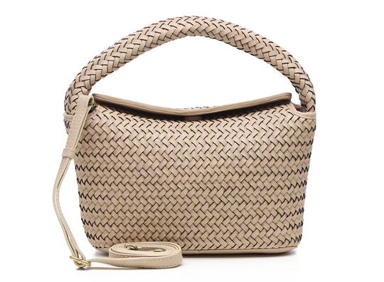 Magneetsluiting met flap: De stijlvolle flap sluit met een magneet, zodat je gemakkelijk bij je spullen kunt en tegelijkertijd een strakke look behoudt.
Veelzijdige draagopties: 

Naast de schouderband heeft deze tas een lange, verstelbare band, zodat je hem ook crossbody kunt dragen, ideaal voor elke gelegenheid.

Slimme binnenindeling: Binnenin vind je handige zijvakken, waaronder één met een rits, voor het georganiseerd opbergen van je essentials. Zo heb je alles wat je nodig hebt binnen handbereik.

De Pretty Pepper Small is de perfecte balans tussen compact design en high-fashion allure. Deze tas is ideaal voor wie houdt van een stijlvolle, functionele tas die opvalt en bij elke look past.

Deze tas is 
SIZE: 26 x 15 x 9 cm