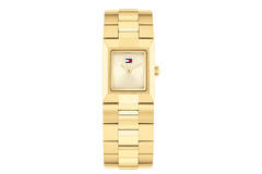 Het Tommy Hilfiger Dameshorloge TH1782787 heeft een goudkleurige, rechthoekige kast van mineraalglas. Het analoge uurwerk is kwarts en niet Zwitsers. De waterdichtheid is niveau 3. De roestvrijstalen band en de witgestreepte wijzerplaat maken het horloge stijlvol. Ideaal te dragen bij formele en casual outfits voor een elegante en klassieke look.