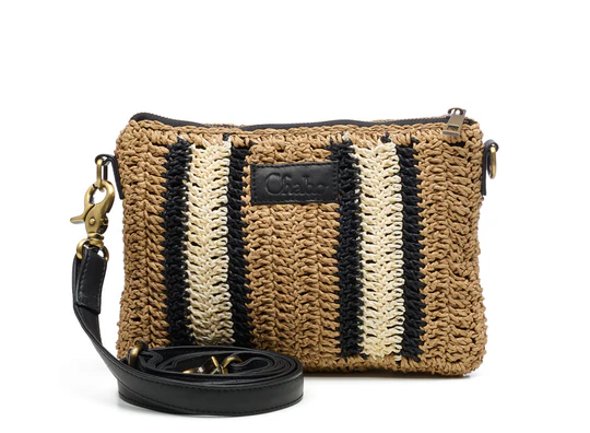 Fashionable raffiacrossbody bag met binnenvoering en rits en een lange verstelbare band.

Deze crossbody heeft een extra insteekvak en een vak met een rits om je spullen in op te bergen.
SIZE: 24 x 18 x 2 cm

