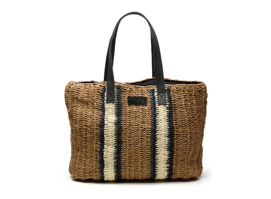 Fashionable raffia shopper met binnenvoering en magneetsluiting.
Deze shopper heeft ruime schouderbanden en twee extra insteekvakken en een vak met een rits om je spullen in op te bergen.
SIZE: 50 x 37 x 11 cm

De gestreepte gevlochten combinatie van zwart/creme en zand maken dit een echte zomer shopper.
Leuk voor een dagje strand of stad!