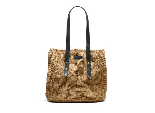 Fashionable raffia shopper voor het strand, de stad of je boodschappen!

Een mooie gevlochten tas van raffia met opvallende ruime schouderbanden in een effen zand kleur.
Deze tas is gevoerd en heeft een magneetsluiting.
SIZE: 40 x 35 x 18 cm
