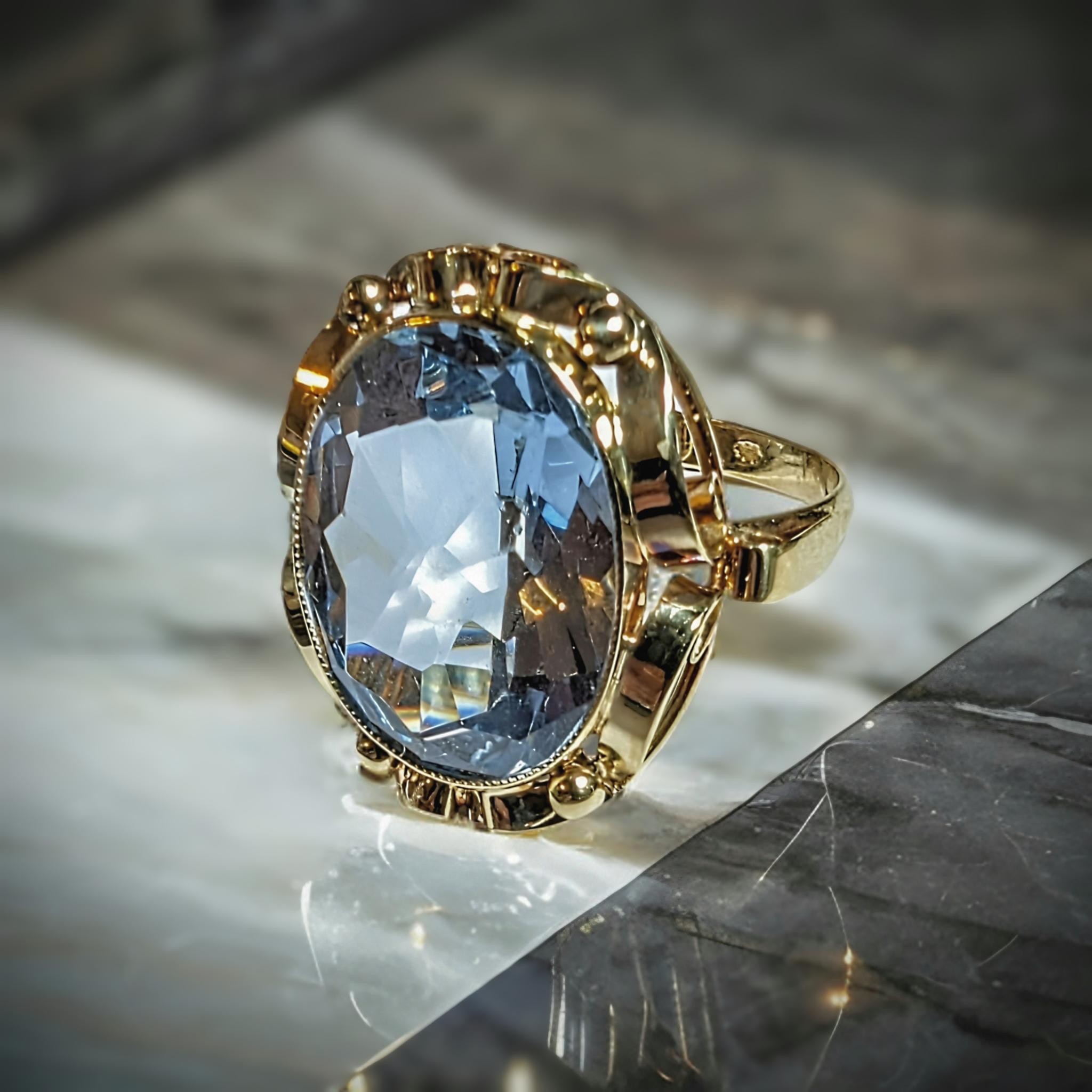 14 Karaats Geelgouden Vintage Cocktailring met Ovaal Gefaceteerde Blauwe Spinel Edelsteen gezet in een sierlijke franje setting. De ring kan op verzoek tot 2 maten vergroot of verkleind worden tegen een serviceprijs. Op Vintage sieraden zit een beperkte garantie. Vraagt u gerust naar de voorwaarden, bij vintage sieraden kunnen deze variëren per artikel. en het sieraad alhoewel gepolijst en ultrasonisch gereinigd heeft kleine krasjes en of blussen. 